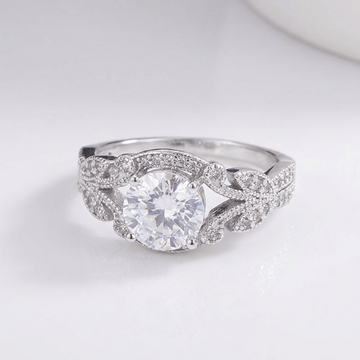 Anel vintage de prata com zirconia e design trançado, da marca Rose & Oliver, exibido na imagem.