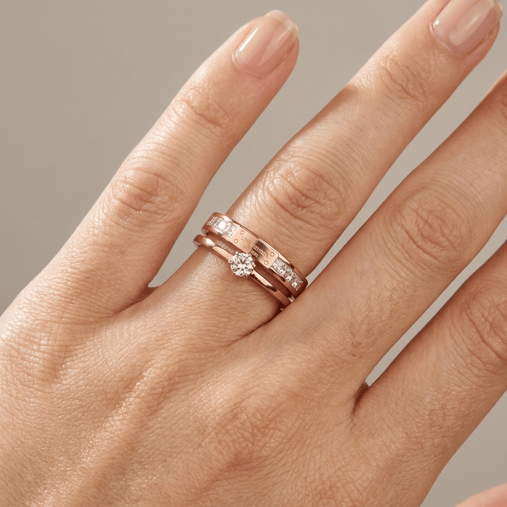 Anel Love Forever Rose Gold com dupla faixa da marca Rose & Oliver, com acabamento brilhante e design elegante.