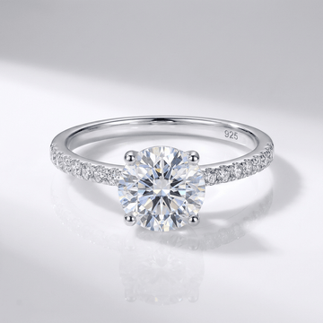 Anel clássico redondo de prata com zirconia, da marca Rose & Oliver, exibindo detalhes brilhantes e acabamento polido.