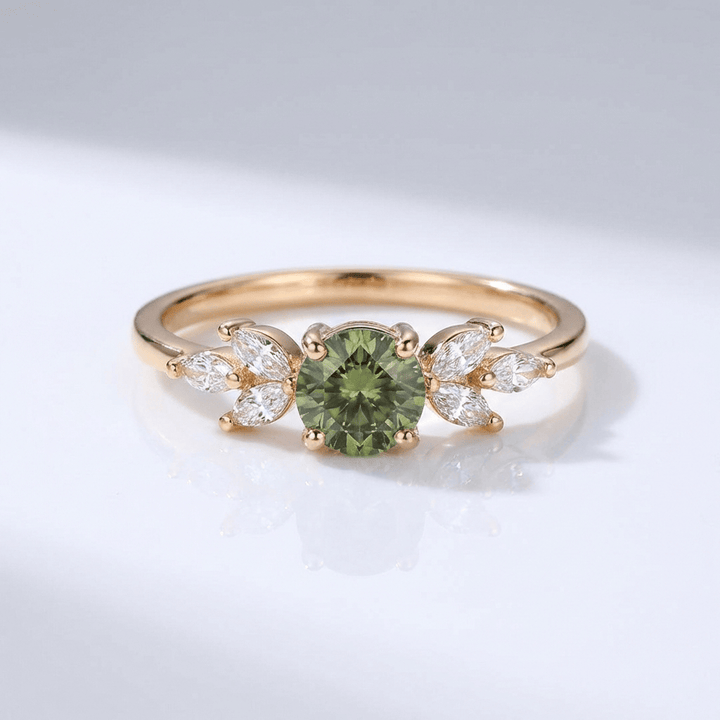 Anel delicado de ouro com folha de peridoto verde, inspirado na natureza, da marca Rose & Oliver.