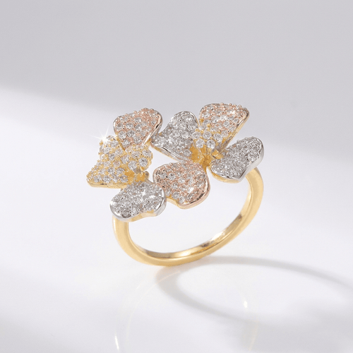 Anel de ouro Rose & Oliver com três borboletas de cristal, delicado e elegante, visualizado de cima com detalhes brilhantes.