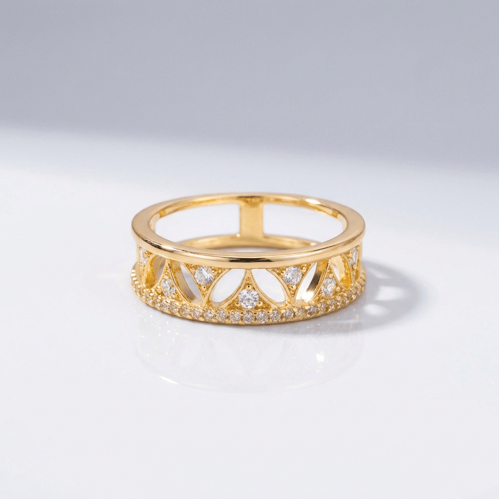 Anel ajustável de banda dourada com coroa de cristal da Rose & Oliver, com detalhes brilhantes e acabamento elegante.