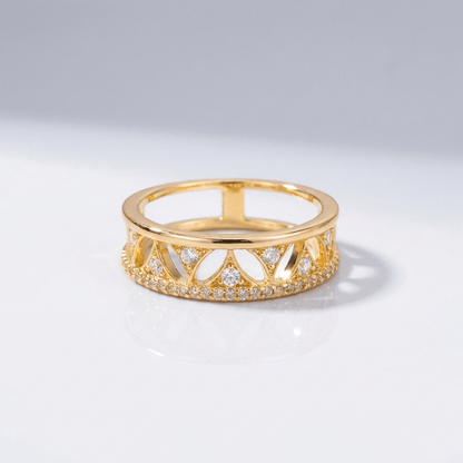 Anel ajustável de banda dourada com coroa de cristal da Rose & Oliver, com detalhes brilhantes e acabamento elegante.