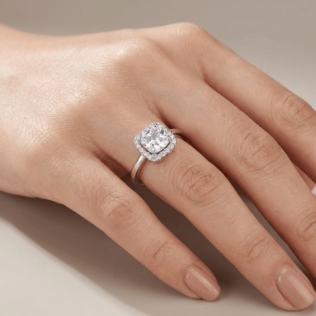Anel de prata com halo de zirconia da Rose & Oliver, exibindo detalhes brilhantes e design delicado.