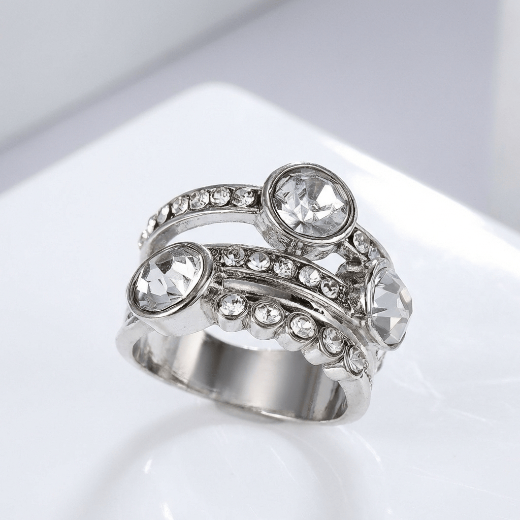 Anel Twin Sparkle de prata da Rose & Oliver, com detalhes brilhantes e acabamento elegante.