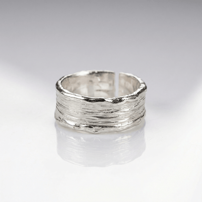 Anel ajustável Rose & Oliver de ouro e prata dois tons, com acabamento artesanal e design elegante exibido na imagem.