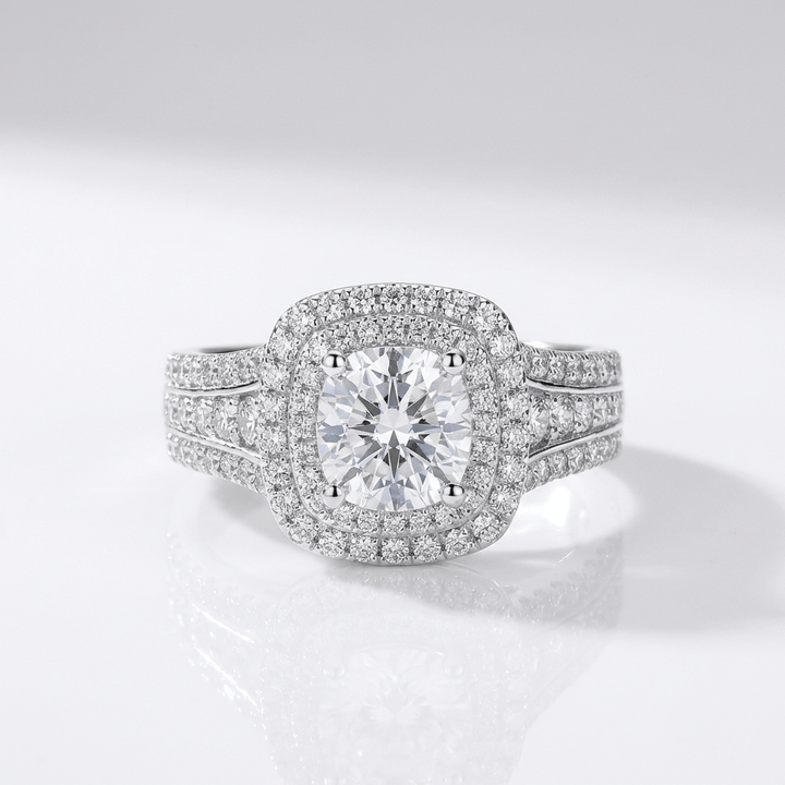 Anel de prata redondo com halo de diamantes, joia elegante da marca Rose & Oliver, mostrando detalhes brilhantes na imagem.