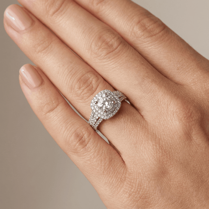 Anel de ouro prateado redondo com halo de diamantes, da marca Rose & Oliver, exibido em close na imagem.