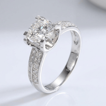 Anel ajustável em prata com diamantes arredondados e pavê, estilo solitaire, da marca Rose & Oliver.