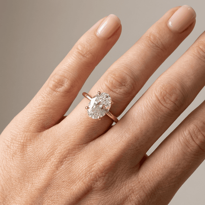 Anel de ouro oval com diamante solitaire da Rose & Oliver, com acabamento elegante e pedra central brilhante.