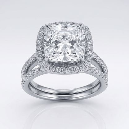 Anel de prata com design quadrado, zirconia e halo, da marca Rose & Oliver, exibindo detalhes brilhantes e acabamento polido.