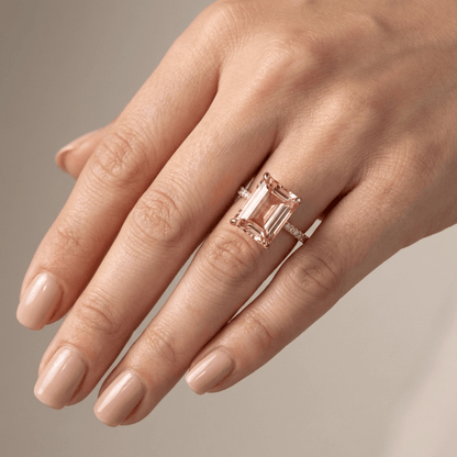 Anel Rose Gold Morganite Pave da Rose & Oliver com detalhes brilhantes e acabamento delicado em ouro rosa.