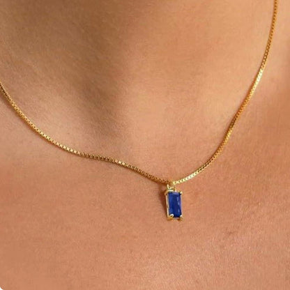 Colar minimalista com pingente de safira azul, peça de joalheria elegante da marca Rose & Oliver.