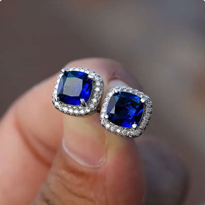 Brincos de argola quadrada em safira da Rose & Oliver, com detalhes brilhantes em prata, para uso elegante e sofisticado.