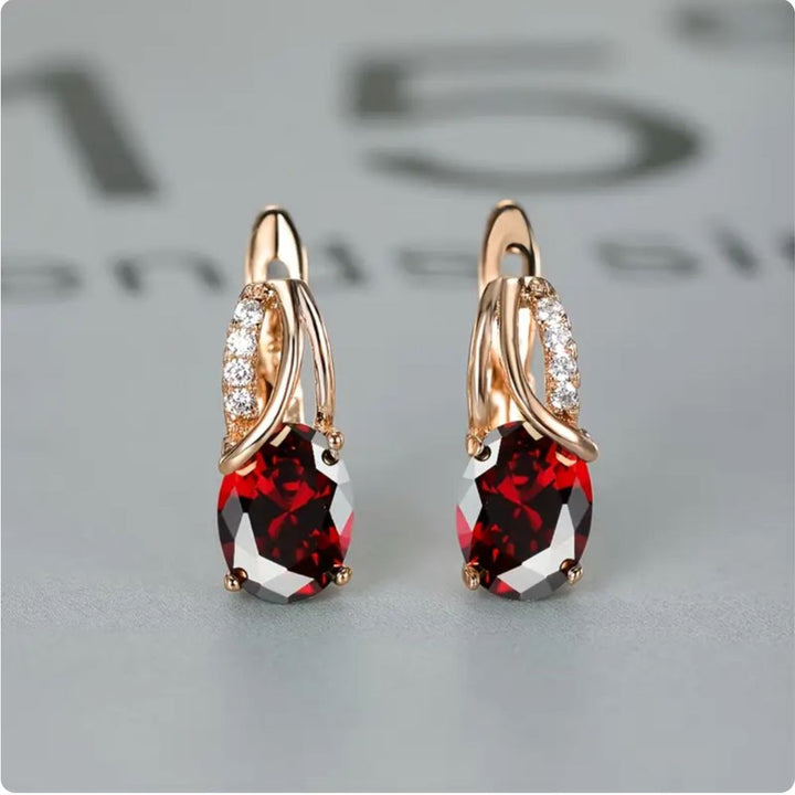 Brincos Veressa Ruberine da Rose & Oliver, com design elegante e detalhes refinados, mostrados em close na imagem.