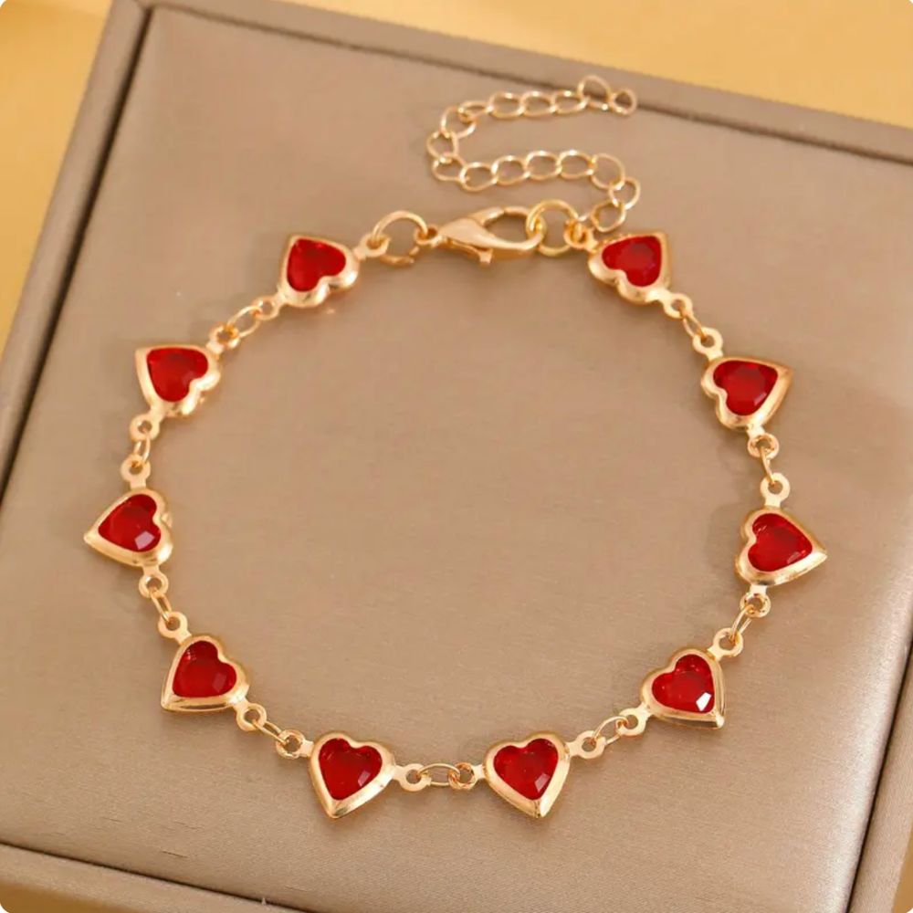 Pulseira Ophelyra Garnetelle da Rose & Oliver em ouro com detalhes elegantes, vista frontal com acabamento refinado.