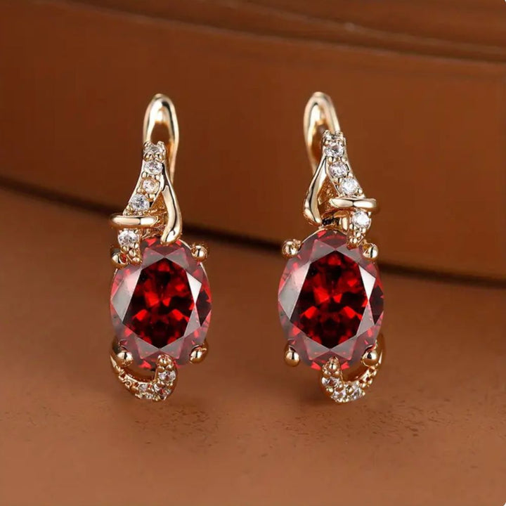 Brincos pendentes Crimson Twilight da Rose & Oliver com design elegante e detalhes em tom vermelho escuro.