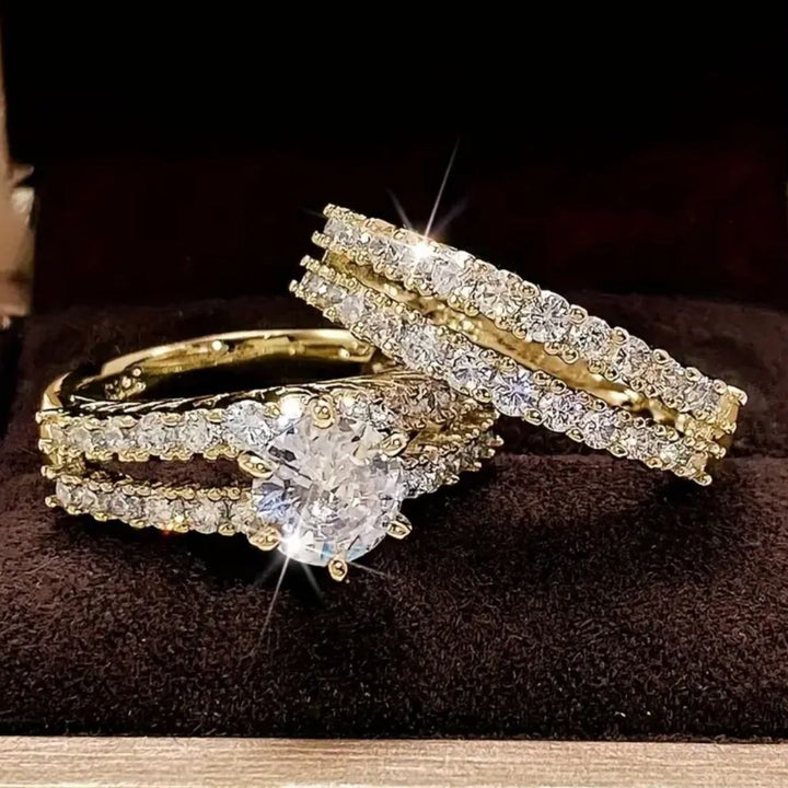 Conjunto de joias com anel de diamantes Eternal Radiance da Rose & Oliver, detalhes brilhantes e acabamento elegante.