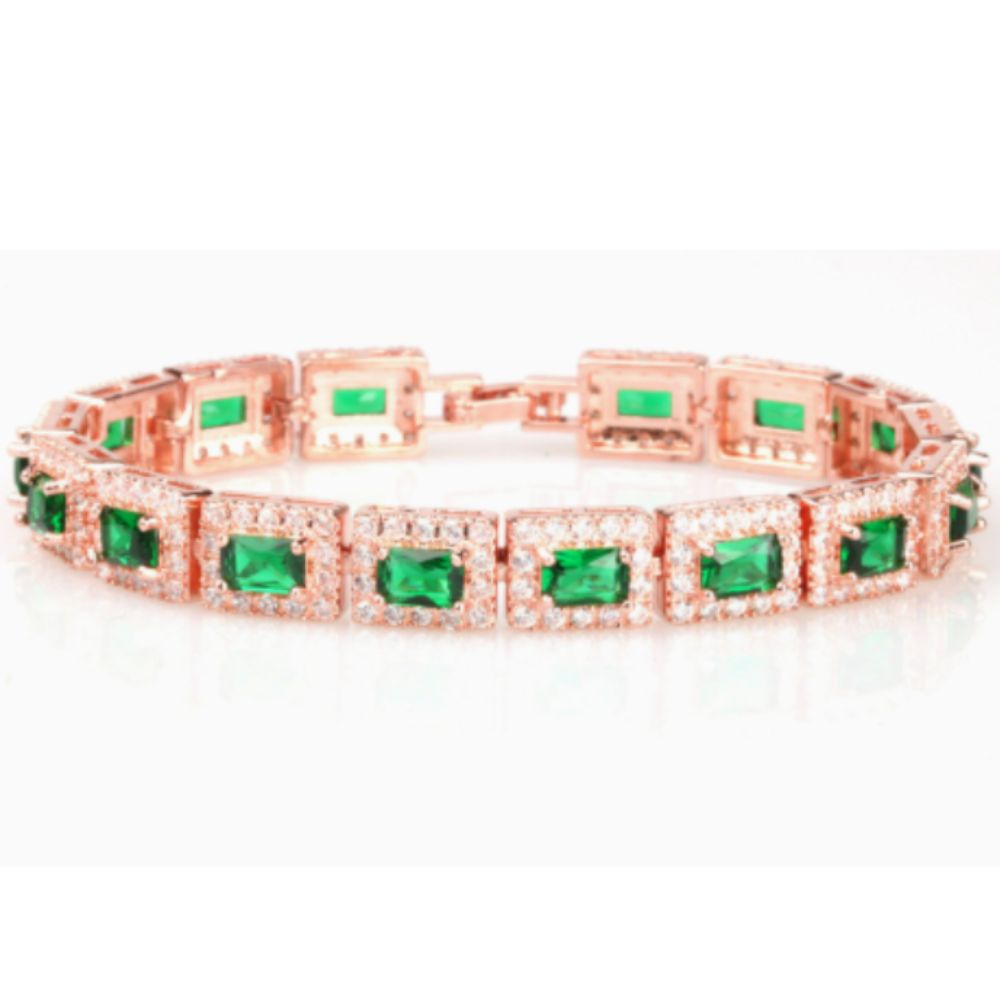 Pulseira dourada com destaque em esmeralda verde, da marca Rose & Oliver, com detalhes elegantes e design sofisticado.