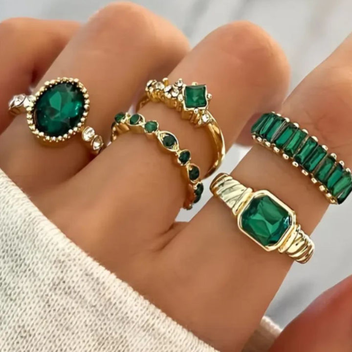 Conjunto de joias Zarina com anéis de esmeralda e ouro, brilho e detalhes elegantes, da marca Rose & Oliver.