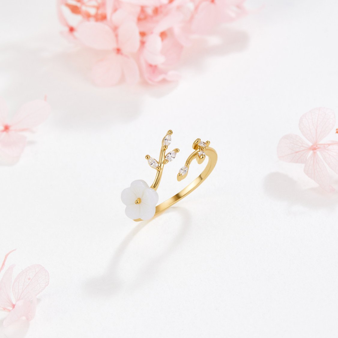 Anel aberto dourado com detalhes de flores e folhas, marca Rose & Oliver, com acabamento delicado e design floral elegante.